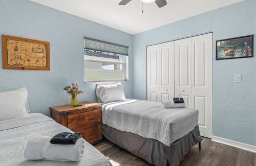 Pirates Den a 4BR Pet-Friendly Waterfront Oasis with Pool, Dock, Personal Water Boats, Fire Pit, Game Room and Bar - Foto 40