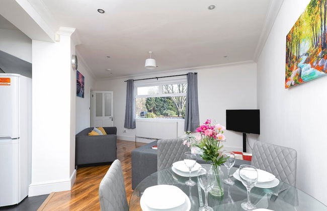 Skyvillion - Enfield 4bed House W Garden & Parking - Photo 1