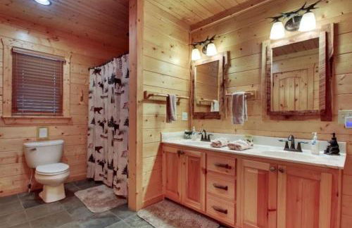 Astounding River View - Outdoor Hot Tub, Volleyball Net, Game Room + More! - Foto 22