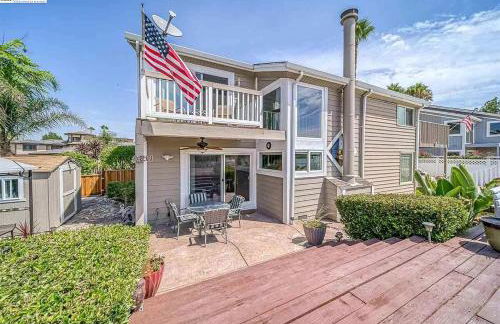 Waterfront Sleeps 6 near Marina with Hot Tub - Foto 3