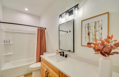 2 Mi to Lake Stunning Twin Lakes Home with Deck - Foto 27