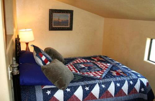 Charming Cabin Stay for Six Nestled Amid Central Texas' Wildlife in Buda - Foto 8