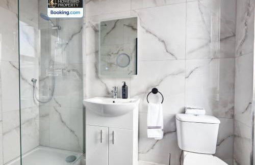 Beautiful 3BDR House By Homebird Property Management Short Lets & Serviced Accommodation Leeds With Free Parking & Free WiFi - Foto 9