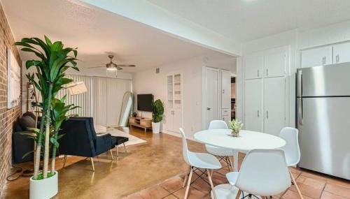 Walkable Dtwn 2B Getaway - Sleeps 5 - Pool, Prkg - Foto 5