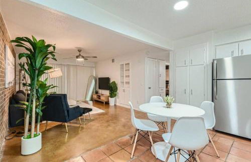 Walkable Dtwn 2B Getaway - Sleeps 5 - Pool, Prkg - Foto 5