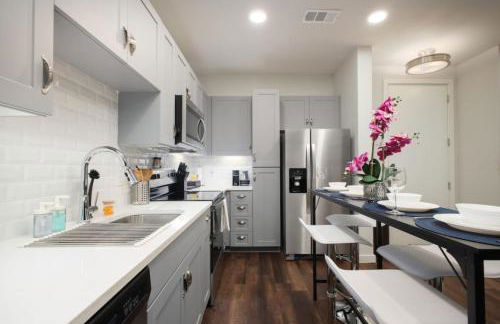 1BR Escape w Pool,Gym-Near Rvrwalk,Dome & Cnv Ctr - Foto 13