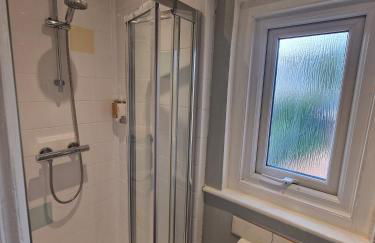 Entire Charming Three Bedroom Seaside House With Garden - Close to Town & Beach, Ideal for Groups, Families - Foto 24