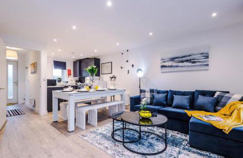 Stunning 3 Story Home, 3 x King Size Beds, Pool Table, Free Parking x2, Ping Pong - Foto 29