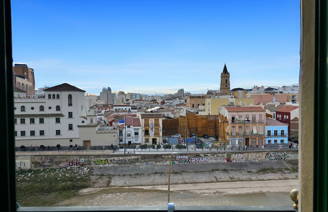 Skysea Malaga Centro frente al Rio - Photo 30