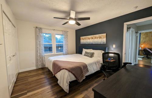 Modern Luxe Family & Groups Friendly Bungalow with Patio & Workspace - Foto 34