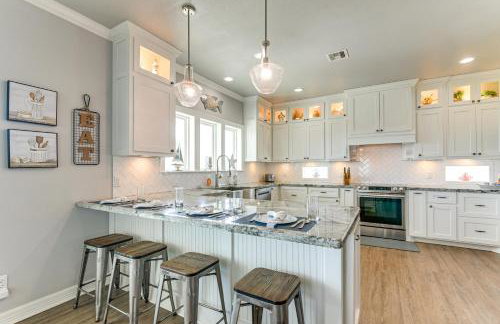 Walk to Shore Crystal Beach Escape with Deck and Bar! - Foto 5