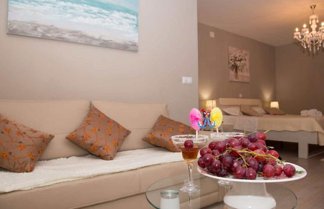 Peaceful Escape With Mountain Views, Heated Pool and Modern Amenities in Radošić - Foto 8