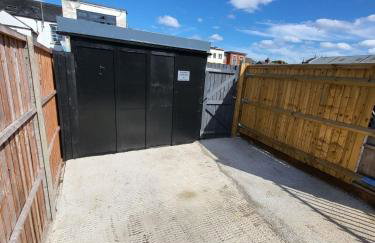 Town Centre Modern 1 Bedroom self-contained Apartment - Photo 32