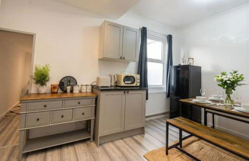 Amanah Properties - Elegant 4-Bedroom Home in Wembley with Parking, Perfect for Contractors - Foto 34