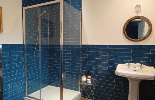 The West Wing at Eriviat Hall Hot Tub - Photo 11