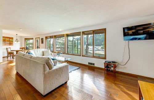 Serene La Conner Retreat with Fireplace and Deck! - Foto 6