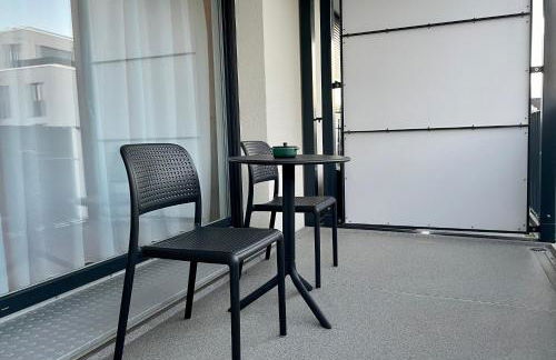 Studio Stevie Nicks I Workplace I 24in Screen I Kitchen I PS4 - Foto 9