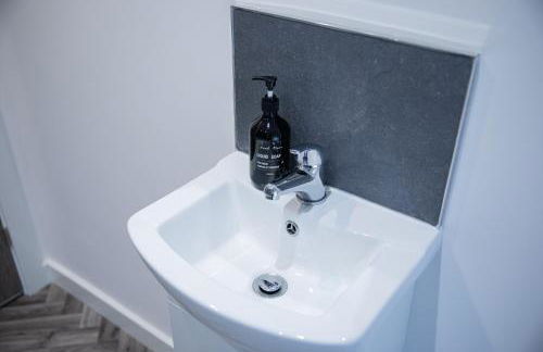 2-Bedroom Contractor Stay - Gated Parking & Fast WiFi - Photo 32