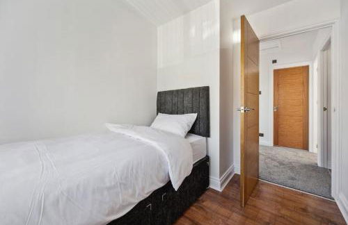 house in Heald Green village - Photo 12