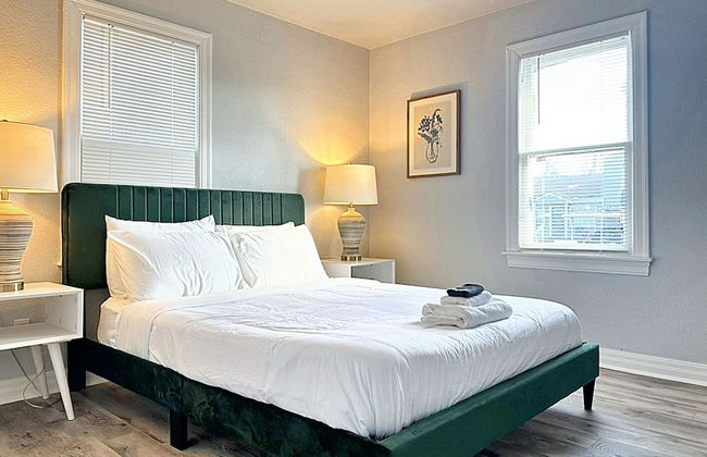 Vintage Vibes Modern Comfort 2BR for 6 Guests - Photo 3