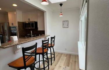 Modern 3 King Beds, Beautiful Large Backyard, WFH, Long Stays, Waterfall, WI-FI, FWY, 25 mins to Beach - Photo 12