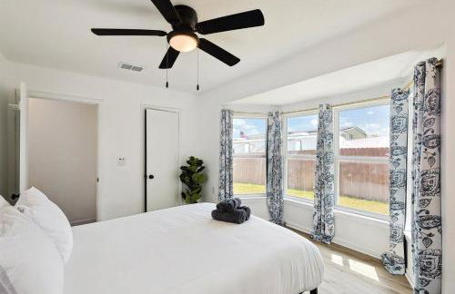 Tranquil Lakeside Escape 2 Bedrooms Patio Views - Photo 17