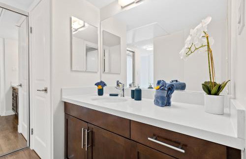Serenity Over the Sails - A 2-Bedroom Escape w Stunning Marina Views - Foto 22