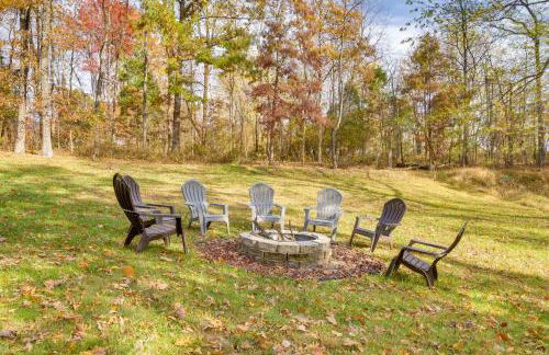 French Lick Getaway with Deck, Grill and Fire Pit! - Foto 2