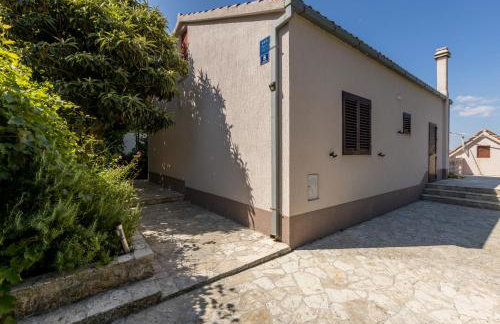 JOVI-relaxing, fenced, private, heated pool & view - Photo 41