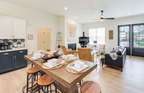 Walk to Lake Erie Sleek Retreat with Screened Patio - Foto 6