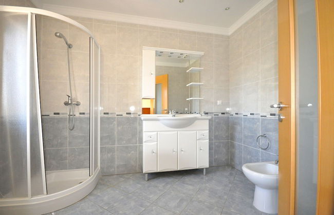 6 Bedrooms, Walking Distance to Amenities, Private Pool, Free AC and Wifi - Foto 14