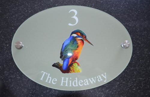 THE HIDEAWAY - LUXURY SELF CATERING COASTAL APARTMENT with PRIVATE ENTRANCE & KEY BOX ENTRY JUST A FEW MINUTES WALK TO THE BEACH, SOLENT WAY WALK, SHOPS and many EATERIES & BARS - FREE OFF ROAD PARKING,FULL KITCHEN, LOUNGE,BEDROOM , BATHROOM & WI-FI - Foto 59