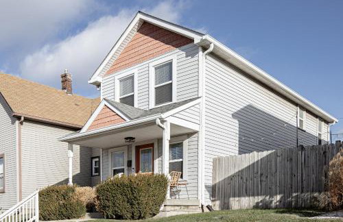 Capitol House - 3 Bed 1 Full and 1 Half Bath, Pet Friendly with Hot Tub walk to Lucas Oil Stadium - Foto 70