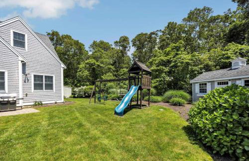 Stay 1 Block from Ocean at 7-Bed Retreat with Yard, Deck and Game Room, Host Up to 22 Across 16 Beds, Gas Fireplace, Gas Grill, Ample Parking, Walk to Menauhant Beach, Perfect for Family Getaway, 24 Hr Hospitality - Foto 25