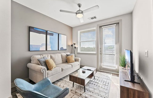 Trendy 1BR King Suite Close to Downtown w Fast Wifi - Foto 10