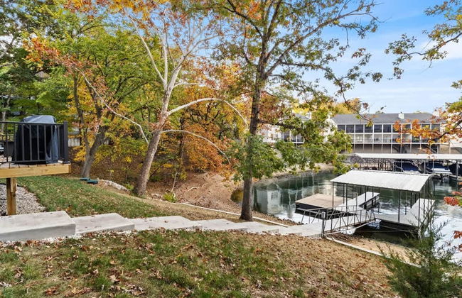 Luxury Waterfront Lakehouse With Private Dock Views - Photo 35