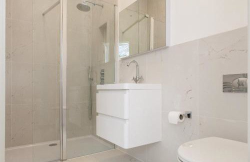 Beautiful 2 bed terrace flat close to Greenwich - Pass the Keys - Photo 39