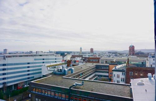 Modernes City Apartment in Top Lage, Balkon, kostenloser Parkplatz max 1,65m Höhe und 1,8m Breite - Foto 5