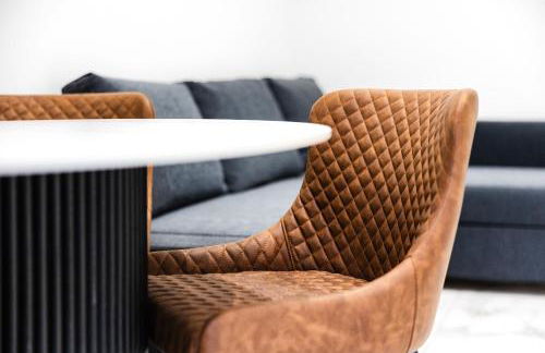 Luxurious 2 bedroom flat with parking and garden, 5 mins walk to train station and bus stop opposite property - Foto 25