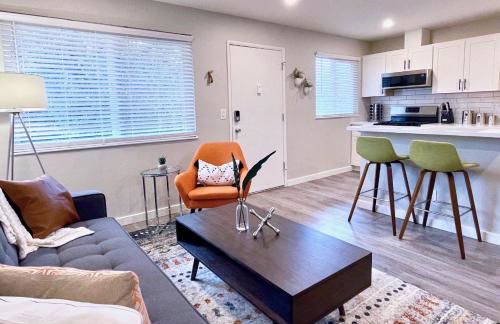 Bright Top Floor-King Bed-Parking-Fast Wi-Fi - Foto 28