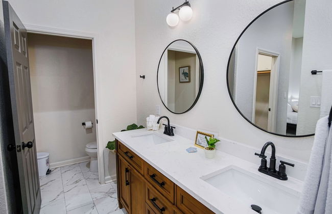 Magnificent 4BR Near Famous Riverwalk and Downtown - Foto 14