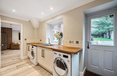 Luxurious Modern Henley Home with Pool & Hot Tub, 5 Bedrooms, Parking - Foto 16