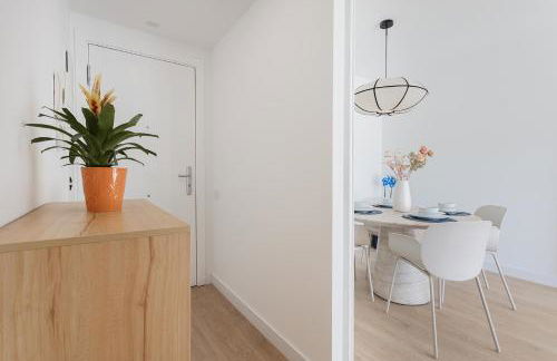 Quiet modern 2 bed apartment with Balcony, Pool and Free Parking - Foto 29