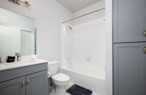 Modern 2BR Retreat- Prkng,Near Rvrwlk & Conv Ctr - Foto 66