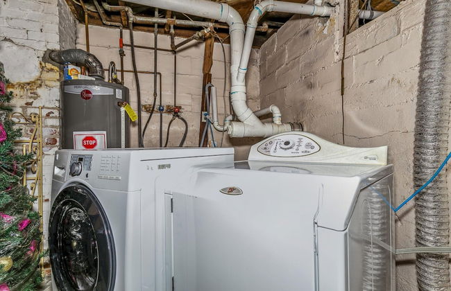 Cute Cozy and Cheerful 3 Bedroom House - Photo 11