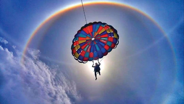Practicando parasailing