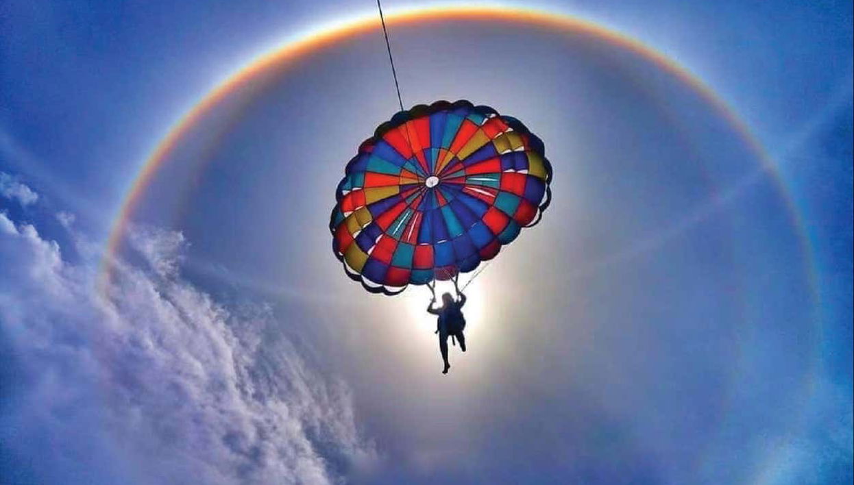 Praticando parasailing