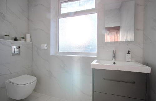 Modern & Spacious 4-Bedroom Home, Family & Contractor Friendly, Manchester - Foto 40