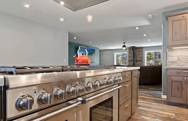 Spacious Canyon Peak Pine View Home Game Room Hot Tub - Photo 17