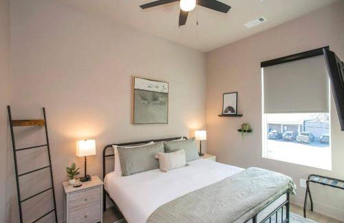 2 Bedroom + Loft Condo, Coffee Shop in Building - Foto 1